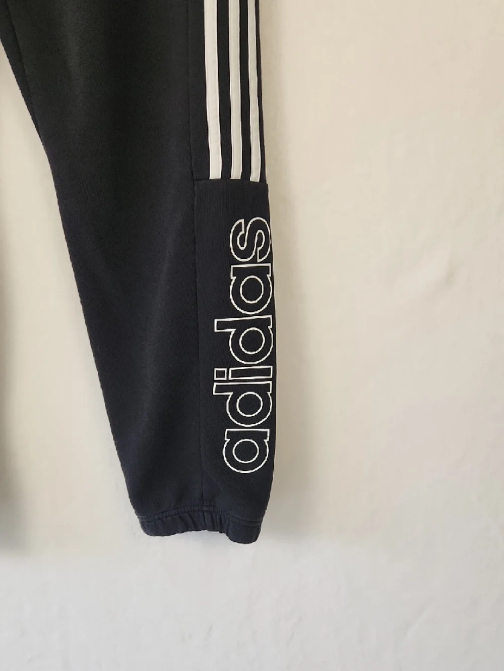 Adidas Sweatpants Men's XL‎ Black with White Stripes On The Side.